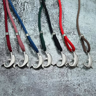 Bracelet cordon pour homme avec pendentif dauphin en métal argenté, variantes couleur rouge, rose, bleu, vert, noir,.