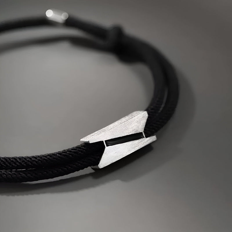 Bracelet cordon noir avec fermoir design épuré en titane, style moderne homme.