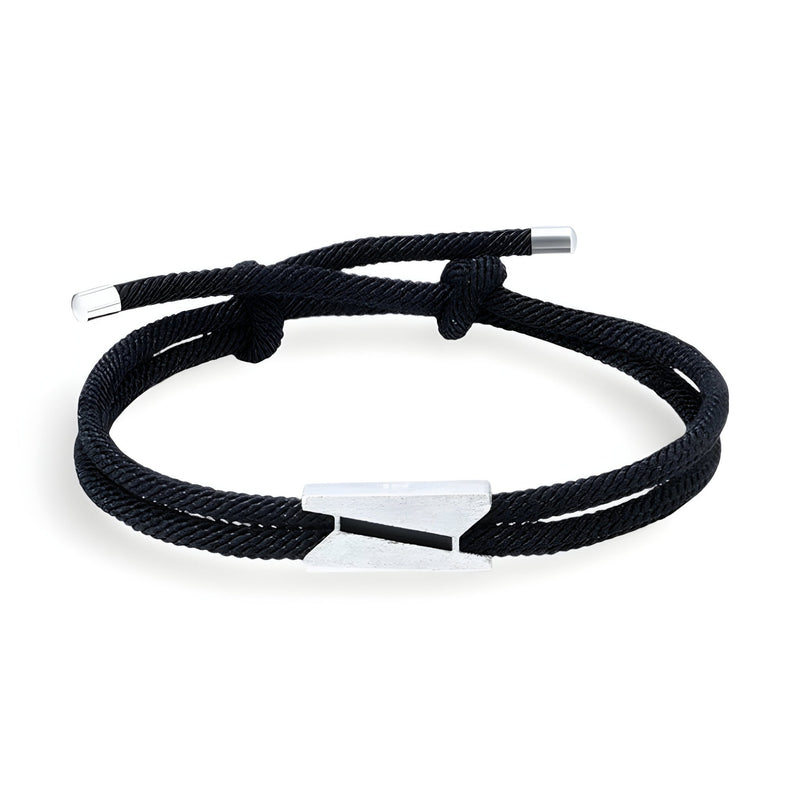 Bracelet cordon noir avec fermoir triangulaire en titane au design épuré pour homme.
