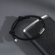 Bracelet cordon noir minimaliste avec extrémités en titane brillant pour homme.
