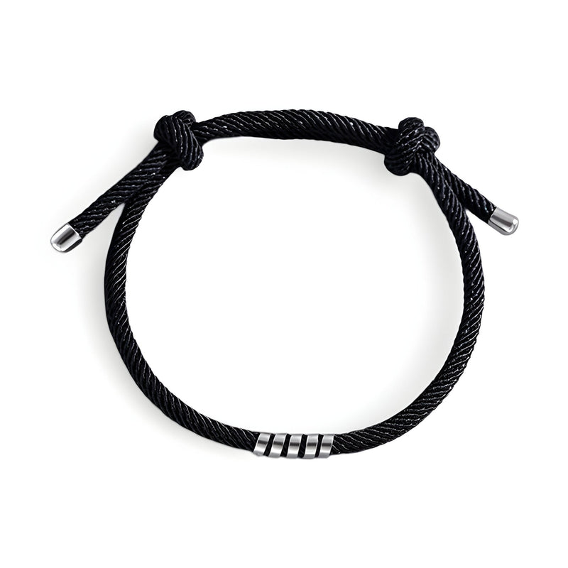 Bracelet cordon noir minimaliste avec détails en titane et fermoirs métalliques finition brillante.