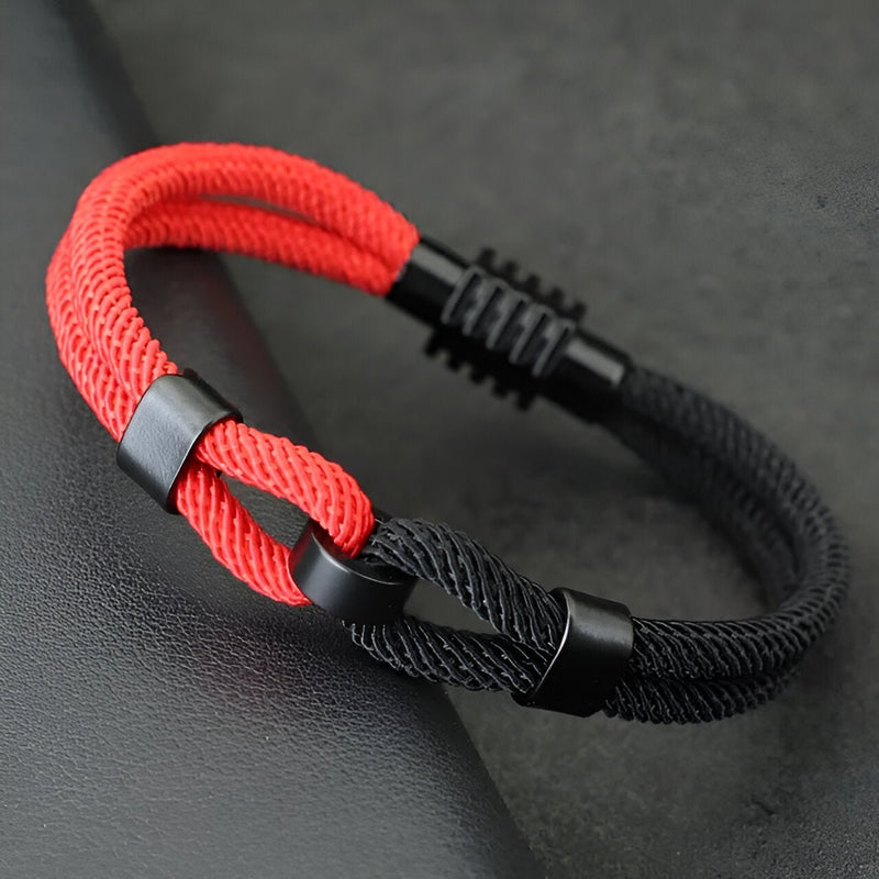 Bracelet cordon double noir et rouge avec nœud coulissant et fermoir noir mat.