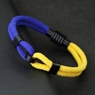 Bracelet cordon bi-colore bleu et jaune avec nœud noir ajustable pour homme.