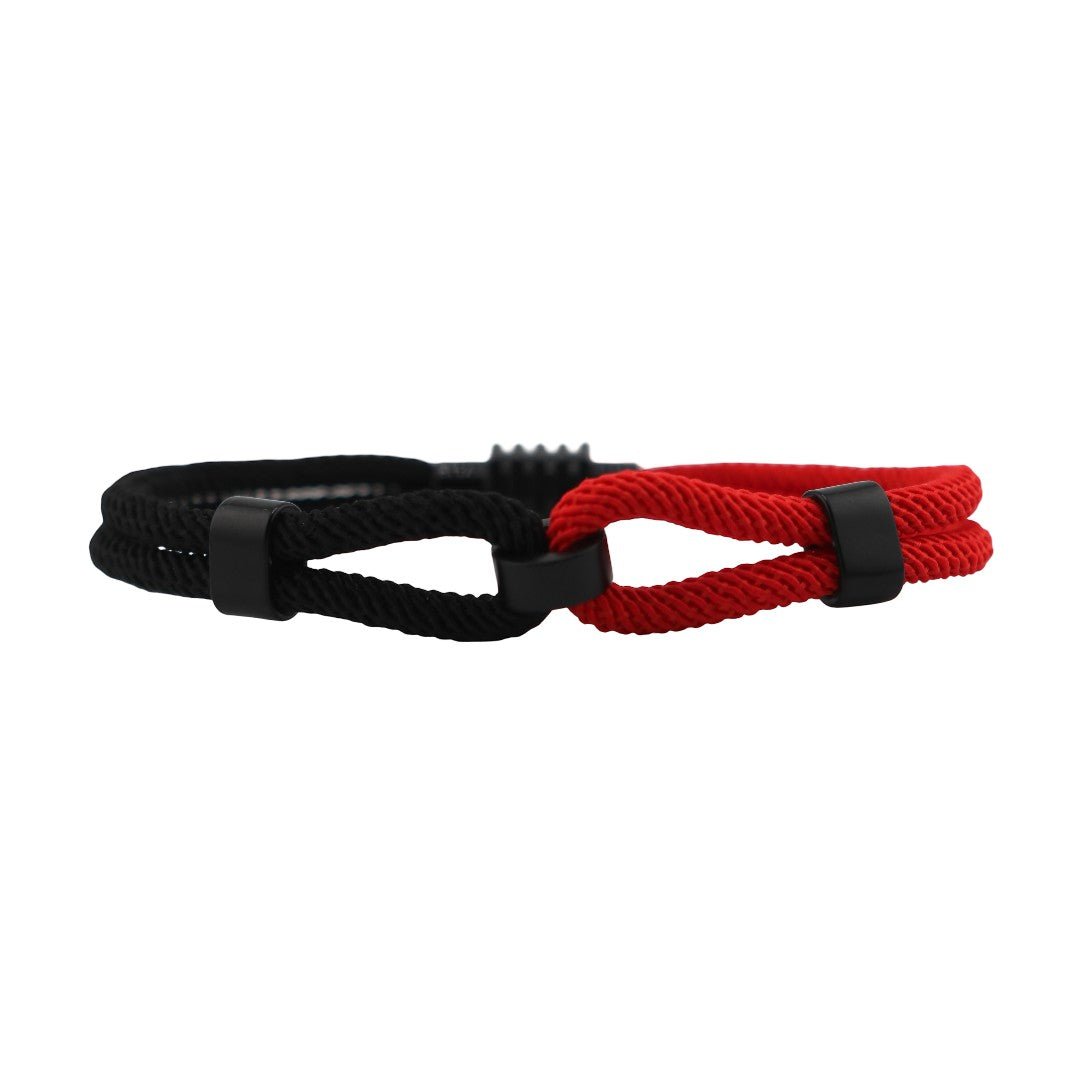 Bracelet double cordon bi-color noir et rouge avec nœud ajustable pour homme.