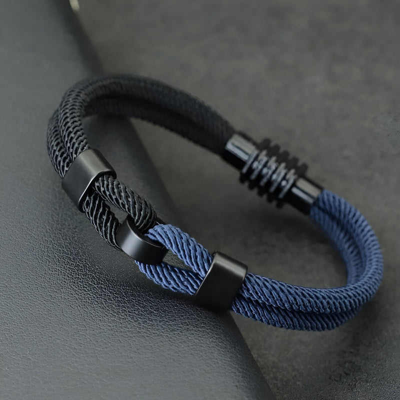 Bracelet cordon double bicolore bleu et noir à nœud coulissant, fermoir noir mat, modèle Germain pour homme.
