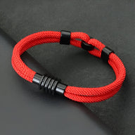 Bracelet cordon double rouge à nœud, détails métalliques noirs, style masculin élégant.