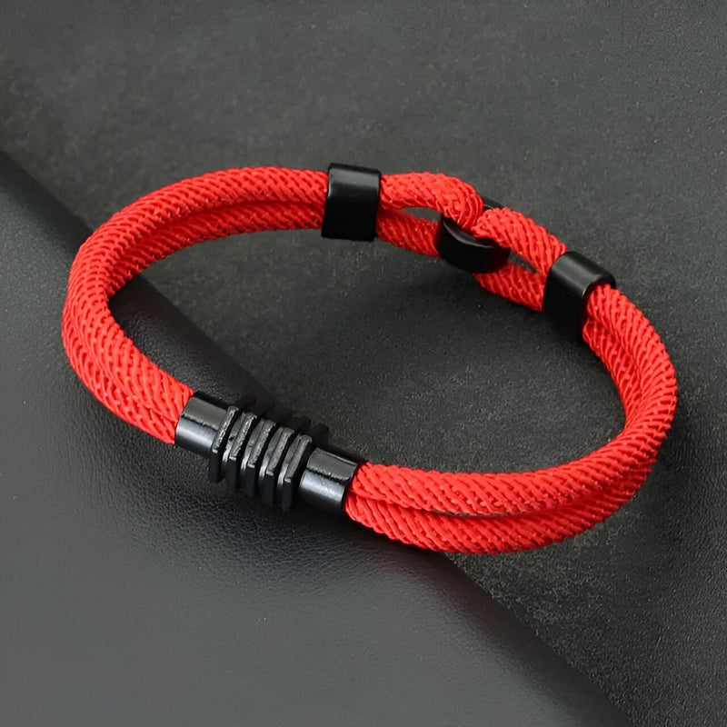 Bracelet cordon double rouge à nœud, détails métalliques noirs, style masculin élégant.