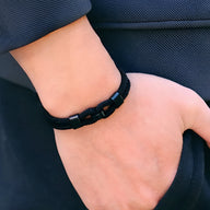 Bracelet cordon noir double avec nœud coulissant et fermoir noir mat pour homme.