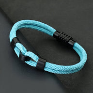 Bracelet cordon bleu clair double avec nœud et fermoir noir en plastique mat.