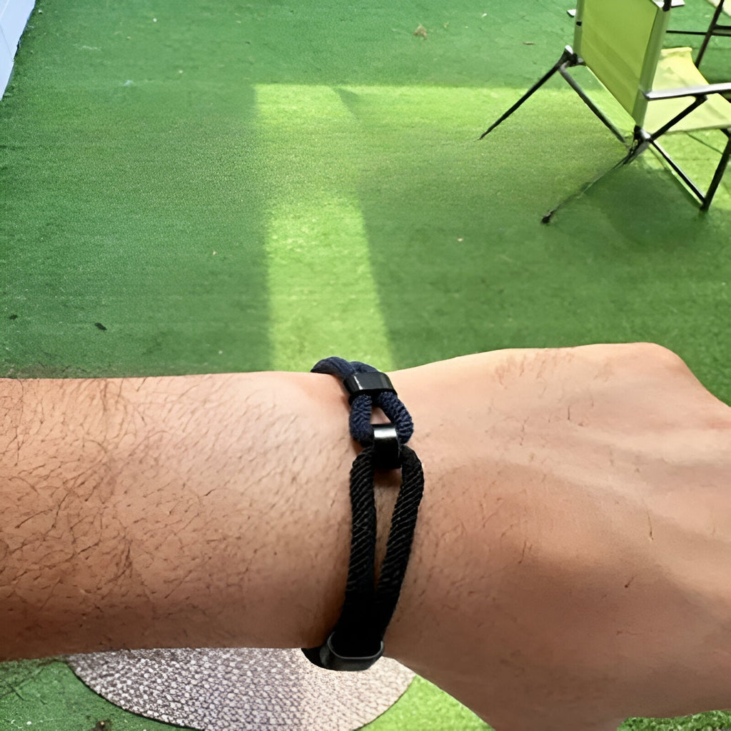 Bracelet cordon double noir avec nœud coulissant minimaliste pour homme, modèle Stevie.