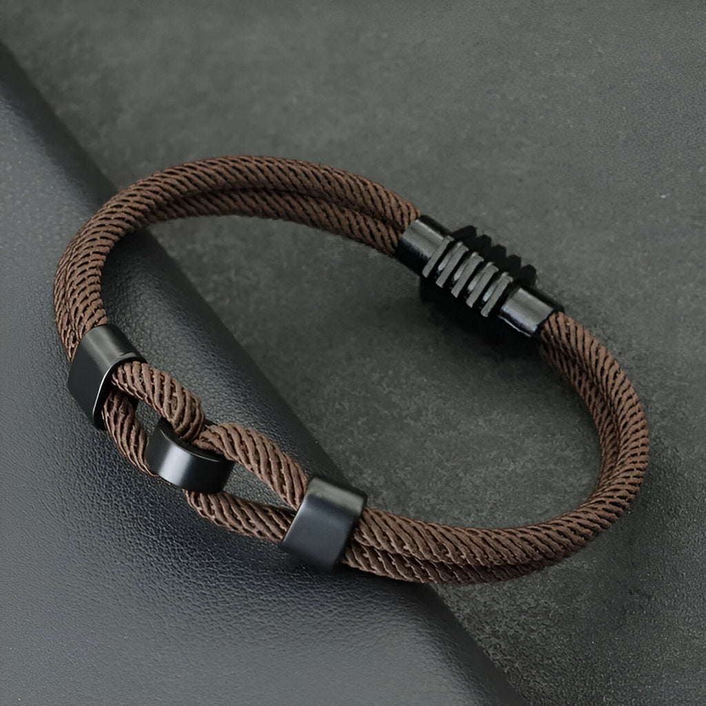 Bracelet cordon double marron avec nœud et fermoir métallique noir élégant pour homme.
