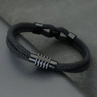 Bracelet cordon double noir à nœud avec détails métalliques noirs, modèle Stevie pour homme.