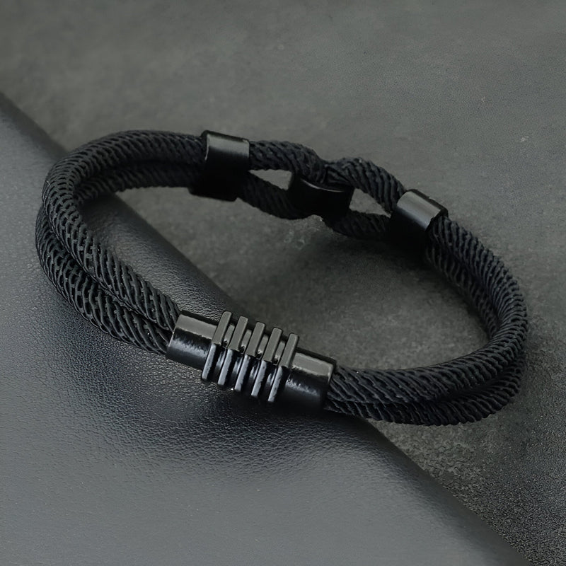 Bracelet cordon double noir à nœud avec détails métalliques noirs, modèle Stevie pour homme.
