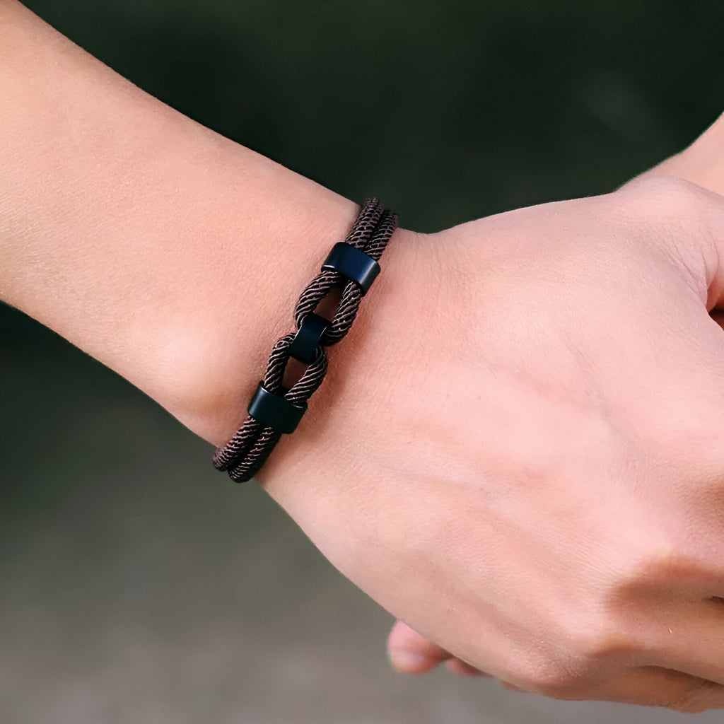 Bracelet cordon double noir pour homme avec nœud et fermoir coulissant noir mat.