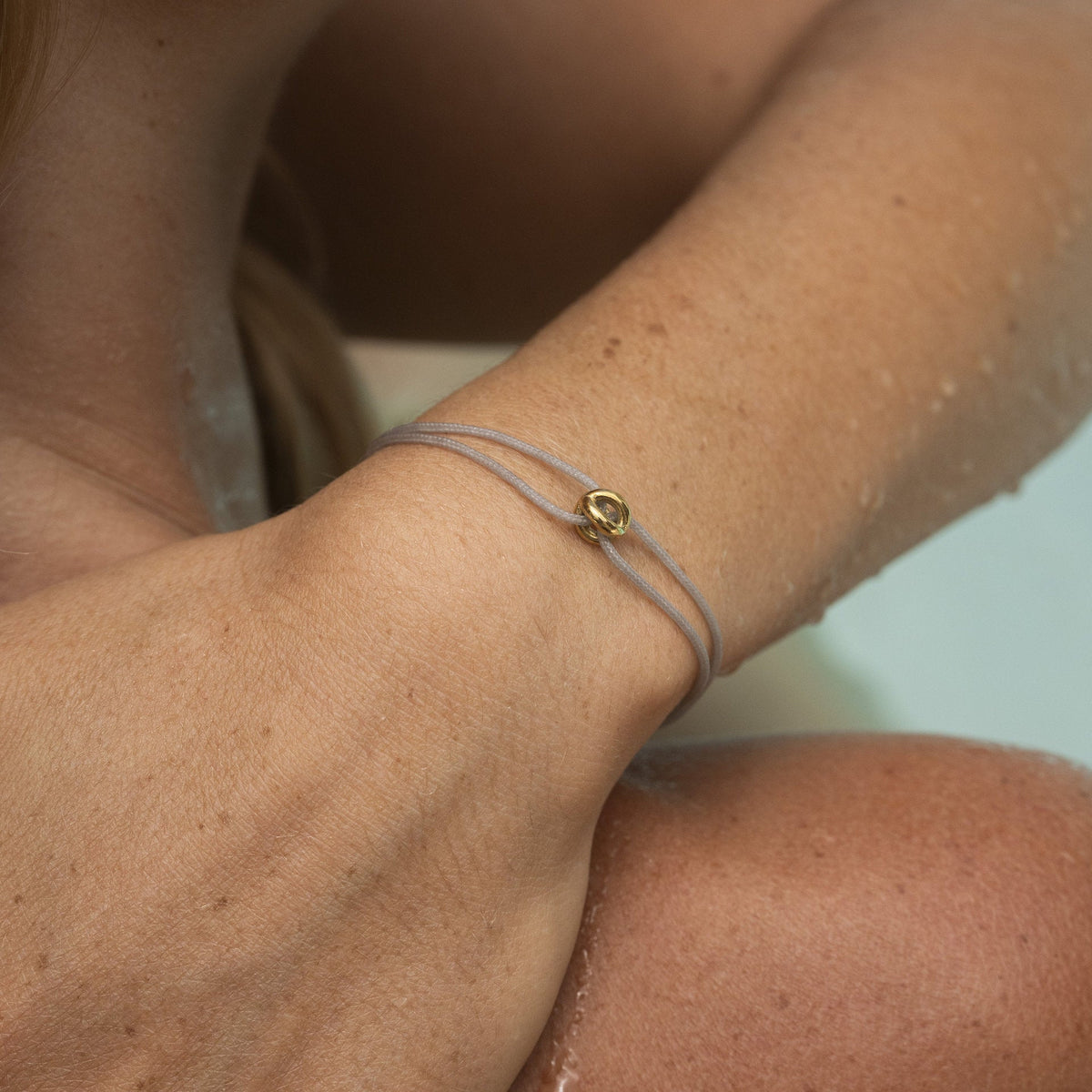 Adjustable double-cord bracelet, intertwined round symbol in gold, elegant minimalist jewelry for men and women, Sunny model