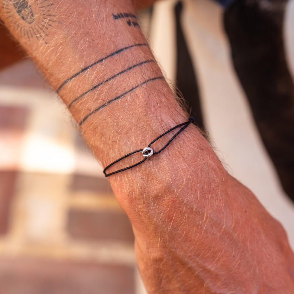 Doppeltes, verstellbares Kordelarmband mit rundem, verschlungenem Symbol in Goldfarbe, elegantes und schlichtes Schmuckstück für Damen und Herren, Modell Sunny