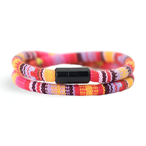 Bracelet cordon double bohème rouge, orange et jaune avec fermoir noir brillant.