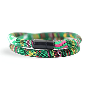 Bracelet cordon double vert et rose aux motifs bohème avec fermoir magnétique noir.