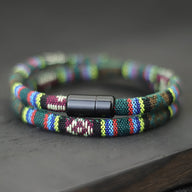 Bracelet cordon double bleu à motifs bohème multicolores avec fermoir magnétique noir mat.
