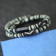Bracelet cordon double noir et blanc aux motifs bohèmes avec fermoir noir mat.