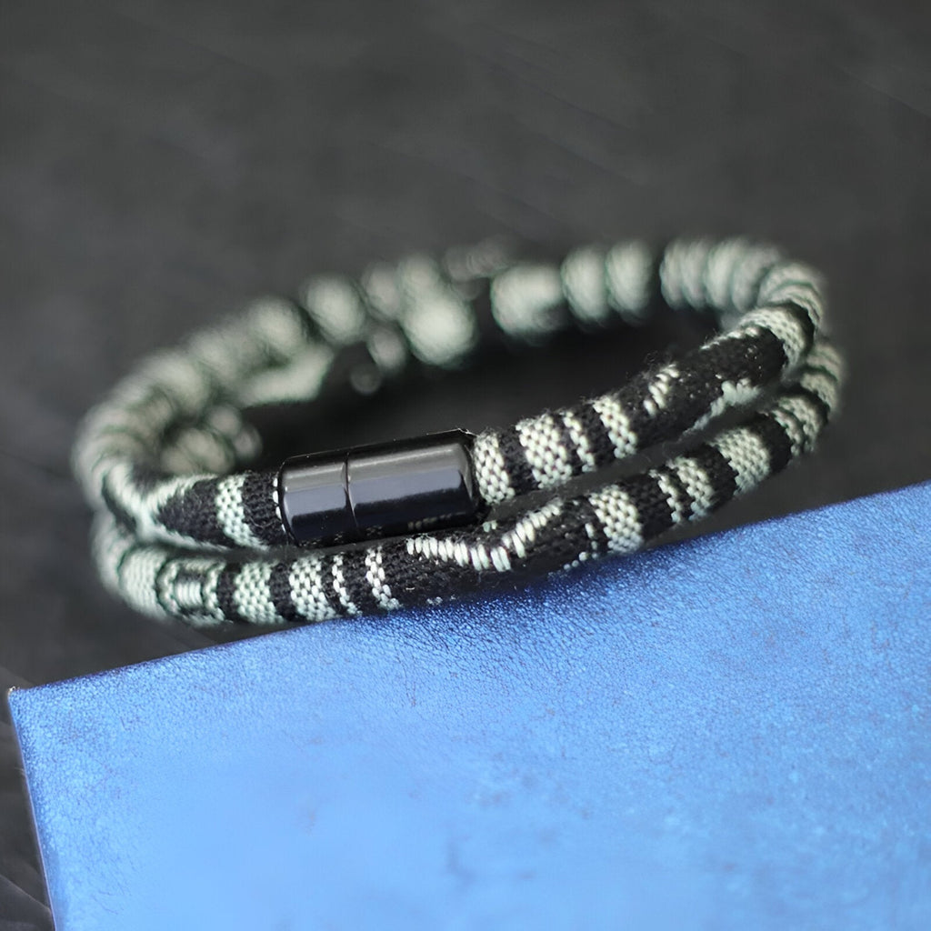 Bracelet cordon double noir et blanc aux motifs bohèmes avec fermoir noir mat.