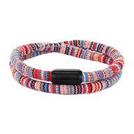 Bracelet cordon double tressé multicolore rouge, bleu et blanc avec fermoir noir mat pour homme.
