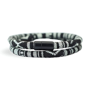 Bracelet cordon double noir et blanc à motifs bohème avec fermoir noir brillant.