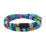 Bracelet cordon double coloré avec motifs bohèmes tissés, fermoir noir mat, style homme.
