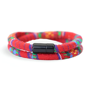 Bracelet cordon double rouge à motifs bohème colorés avec fermoir magnétique noir.