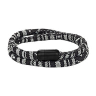 Bracelet cordon double noir et blanc à motifs bohèmes avec fermoir magnétique noir.