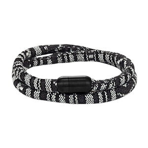 Bracelet cordon double noir et blanc à motifs bohèmes avec fermoir magnétique noir.
