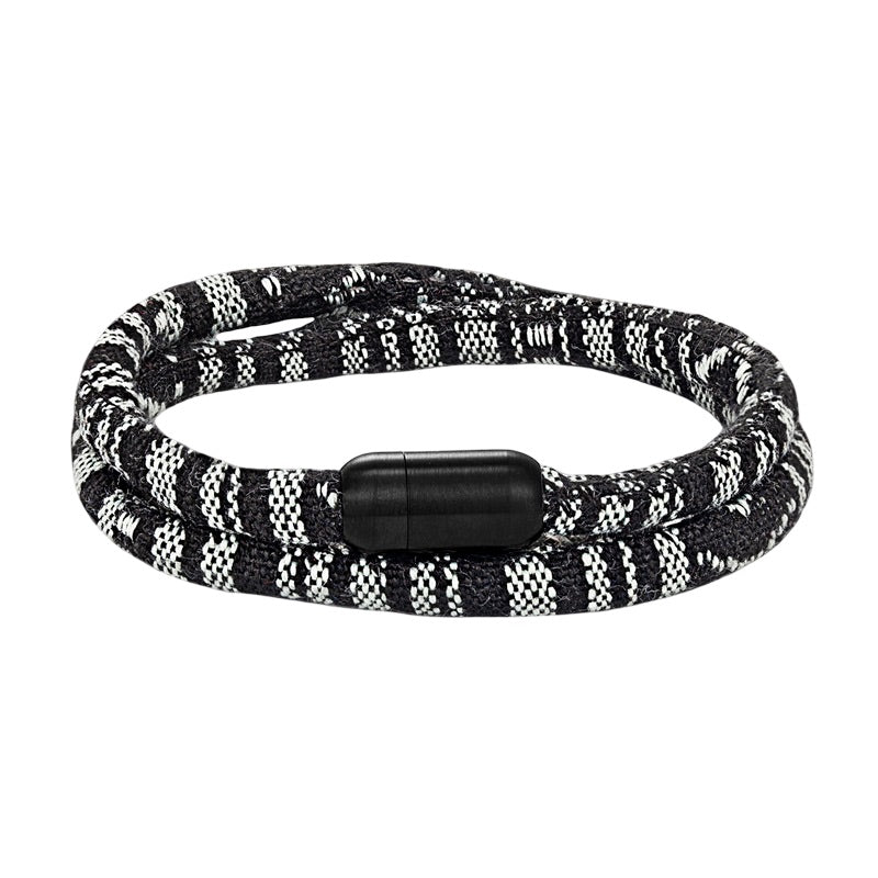 Bracelet cordon double noir et blanc à motifs bohèmes avec fermoir magnétique noir.
