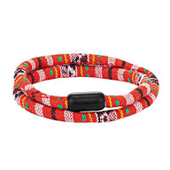 Bracelet cordon double rouge à motifs bohème colorés avec fermoir noir mat pour homme.