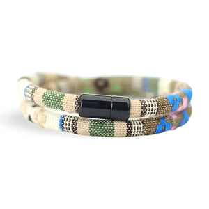 Bracelet cordon double beige avec motifs bohème verts et bleus, fermoir noir pour homme.