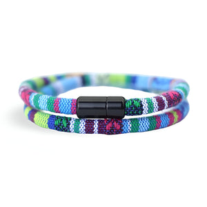 Bracelet cordon double bohème multicolore avec motifs ethniques et fermoir magnétique noir.