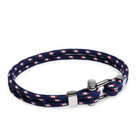Bracelet cordon double bleu marine à motifs blancs et rouges avec mousqueton en acier inoxydable.