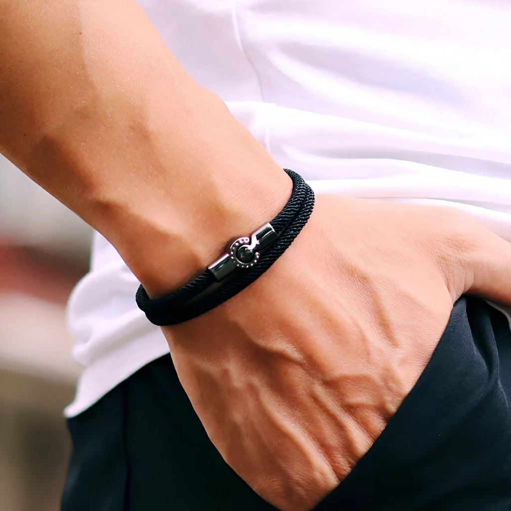 Bracelet cordon double noir en corde pour homme avec fermoir métallique argenté.