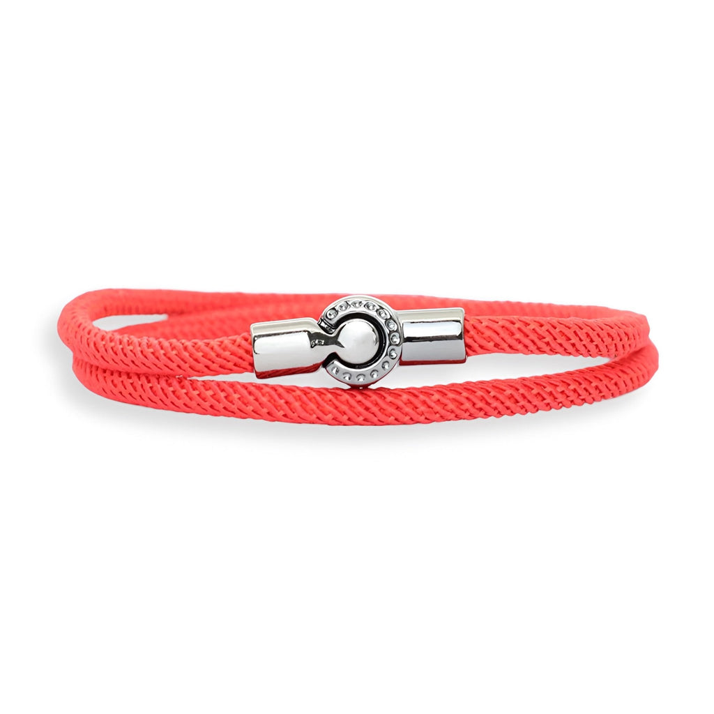 Bracelet cordon double rouge pour homme avec fermoir rond en métal argenté.
