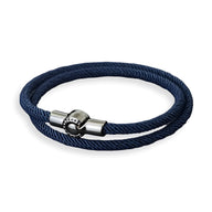 Bracelet cordon double bleu marine en corde avec fermoir métallique argenté rond.