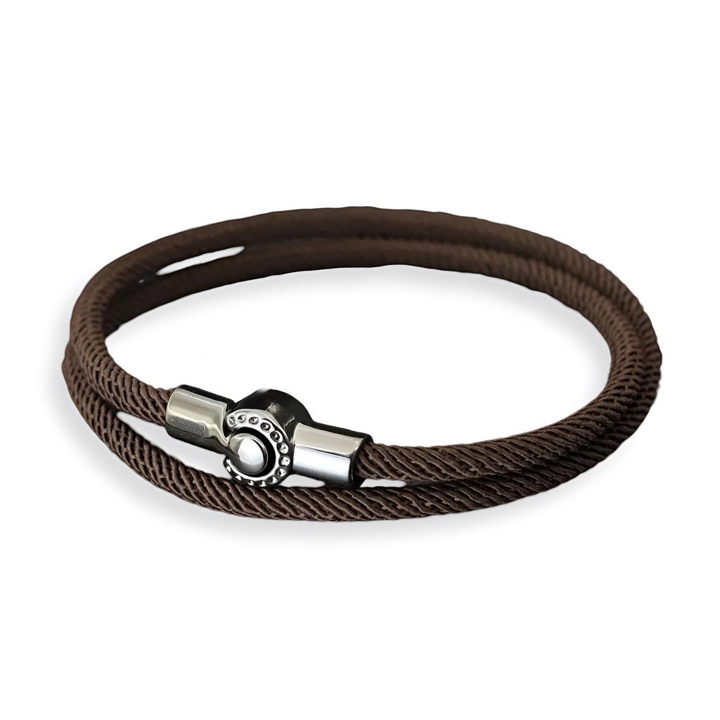 Bracelet cordon double marron pour homme avec fermoir métallique argenté gravé.