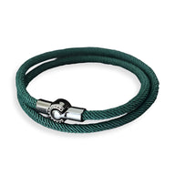 Bracelet cordon double vert foncé en corde avec fermoir métallique argenté et noir.