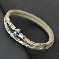 Bracelet cordon double beige pour homme avec fermoir métallique argenté moderne.
