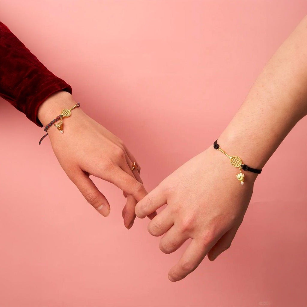 Bracelet cordon noir et rose avec pendentif en acier inoxydable forme volant de badminton.