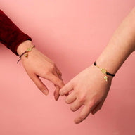 Bracelet cordon noir et rose avec pendentif en acier inoxydable forme volant de badminton.