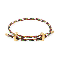 Bracelet cordon multicolore tressé avec détails métalliques dorés, style authentique.