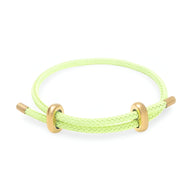 Bracelet cordon vert clair en acier inoxydable avec anneaux dorés élégants.