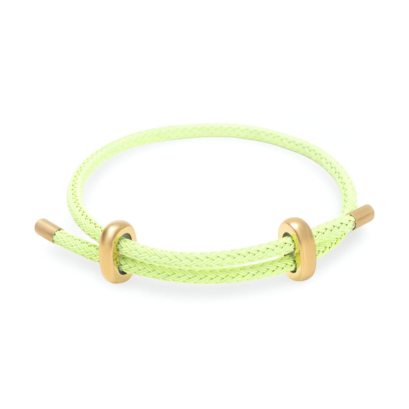 Bracelet cordon vert clair en acier inoxydable avec anneaux dorés élégants.