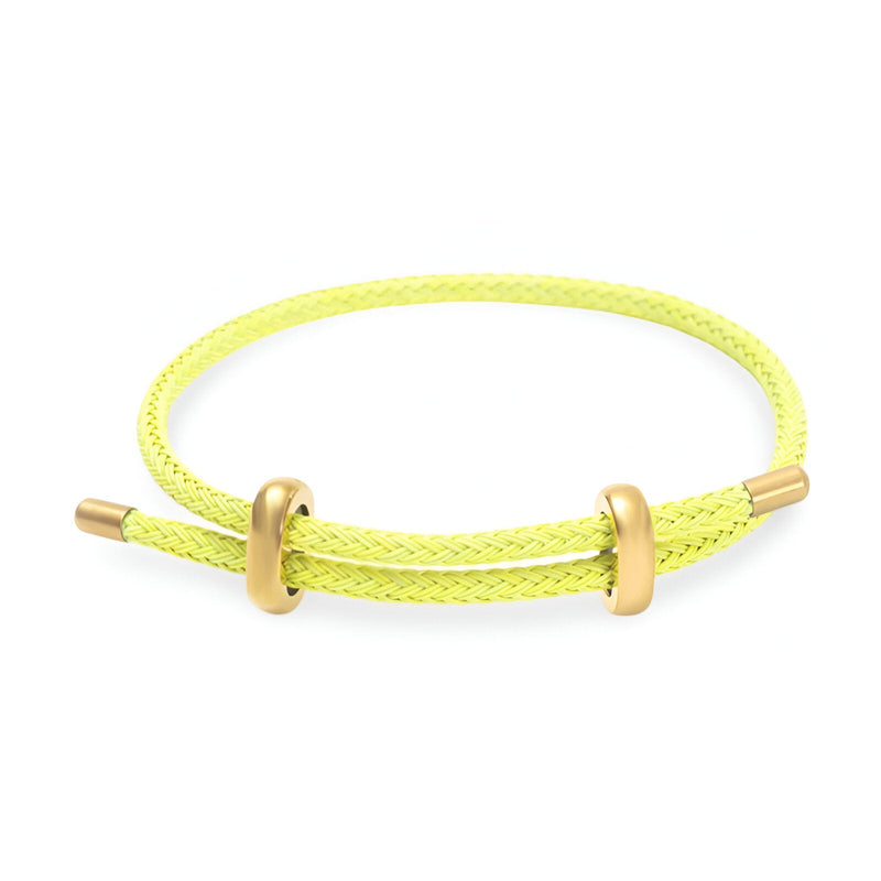 Bracelet cordon jaune moutarde avec détails en acier inoxydable doré, style minimaliste.