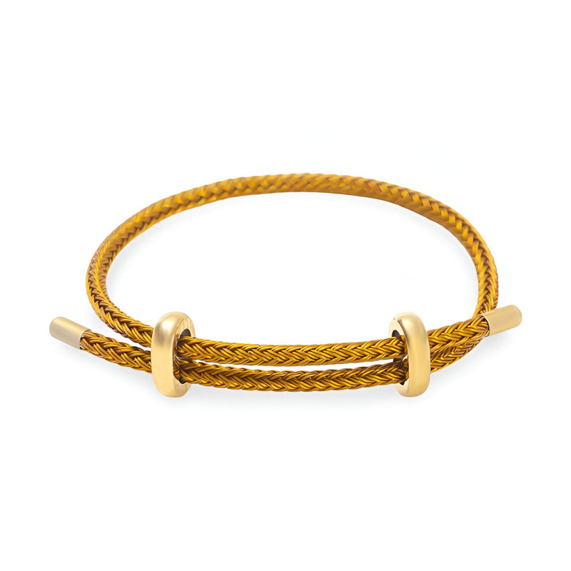 Bracelet cordon moutarde en acier inoxydable avec deux anneaux dorés et fermeture tubulaire.