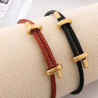 Bracelets cordon tressés rouge et noir en acier inoxydable avec détails dorés authentiques.